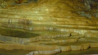 段々になったお皿みたいな鐘乳石