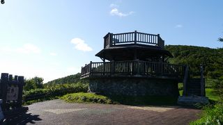 遠くの山々とどこまでも続く十勝平野の絶景