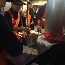 胡椒餅を是非食べてみてください。