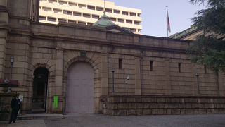 歴史を感じさせる重厚感、日本銀行。