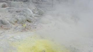 硫黄の匂いと噴煙が音を立てて立ち昇る活火山