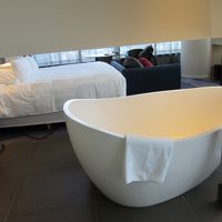 ベッドの隣にバスタブがある！