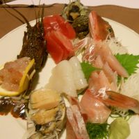 ワンプレートの刺身以外、飲み　食べ放題です。