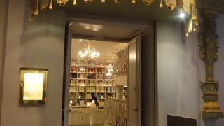 ハロッズの1階の端っこにある