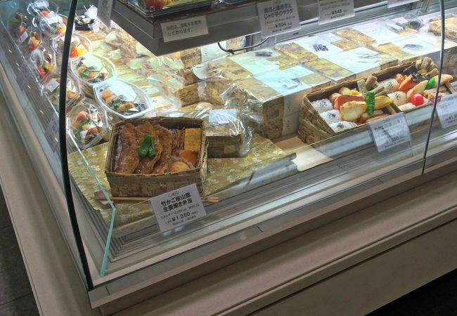 自由が丘あえんおそうざい新宿伊勢丹店で 竹かご 生姜焼き弁当
