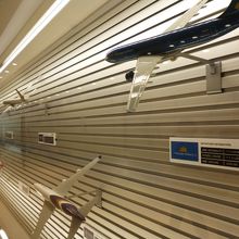 就航している航空会社の飛行機模型が並んでいます