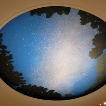 吹き抜けの天井にも千住博氏の作品が見られます