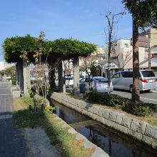 黒門川通り沿いにあります。