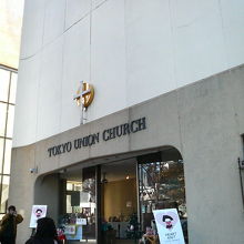 入口は普通のお店のような感じで大きく開いています。