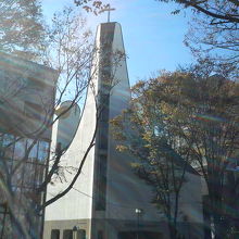 周囲のビルやお店の中、一際目立つ教会です。