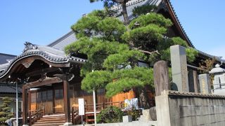 妙安寺 　破風が美しい本堂