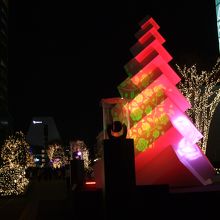 手を触れると６つのパターンで光ります