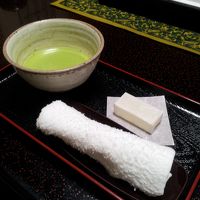 ウェルカムドリンク（抹茶＆ゆず入りのお菓子）