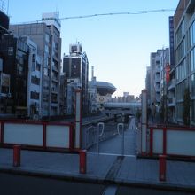 遊歩道におりる階段