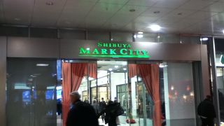 駅に直結していて買物や食事に便利