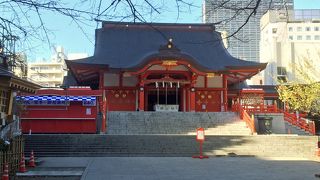 花園神社は、新宿ゴールデン街の近くにあります