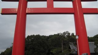 大きな鳥居が目印