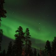 空気の澄んだ凍った湖の上で見るオーロラは最高！