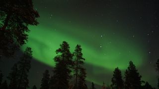 空気の澄んだ凍った湖の上で見るオーロラは最高！