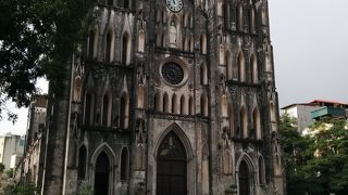 ～ハノイの歴史的旧市街地の景色にマッチングしているハノイ大教会～★聖母マリア像に祈りを★