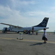 ヤシ空港に到着したタロムｊ航空