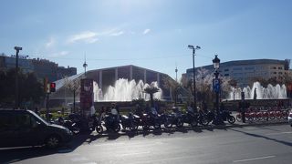 tax refund がカタルーニャ広場のインフォメーション・センタでできます。その場で現金でもらえます。