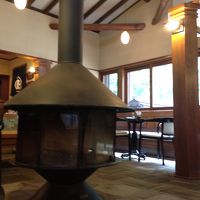 清潔感のあるロビーにある大きな暖炉。