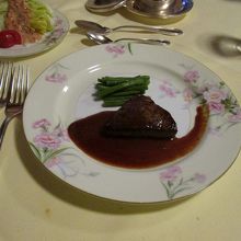 ”牛フィレのステーキ”と”野菜サラダ”