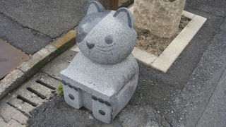 石造り猫が２体