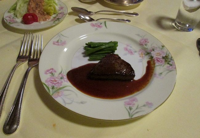 ”牛フィレのステーキ”と”野菜サラダ”