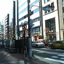 昼間でも人通り・車通りが多いです。
