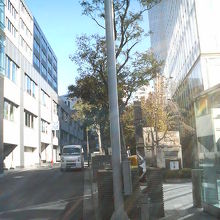 プルデンシャルタワーの横から奥へ入っていく坂道です。