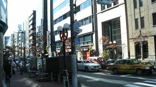 新橋らしくSLの車輪などをあしらったオブジェも