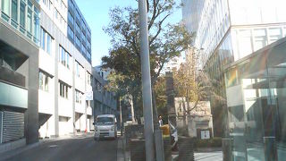 大使館のそばを通る細い坂道