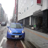 屋根付きの車寄せは無い。