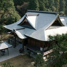 神社の登る石段側からの本堂です