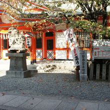 本殿前、伊勢参り関連の説明もある