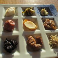 朝食。ご飯がすすむおともが少しづつ