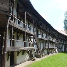 要塞内の各部屋は３階建て