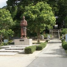 神社正面には清麻呂がお立ち