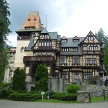 外観はドイツ風の建物で名オブは豪華