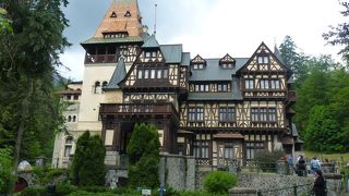 美しい外観は絵葉書でも使われる城