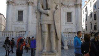 剣と盾を持っている戦士の像