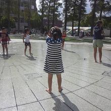 夏は噴水で水遊び