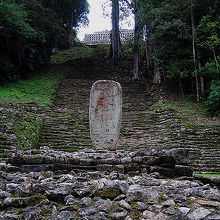 ヤシュチラン遺跡の神殿と石碑