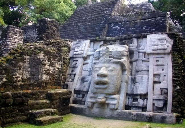 エコツアーと古代遺跡が楽しめる