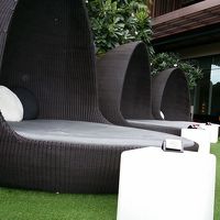 まったりできるプールサイド