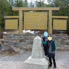 分水嶺の看板。右は太平洋、左は大西洋に流れます
