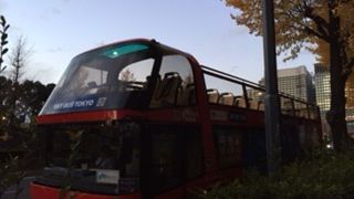 二階建ての観光用オープンバス