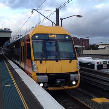 形はこんな感じ。2階建てです。